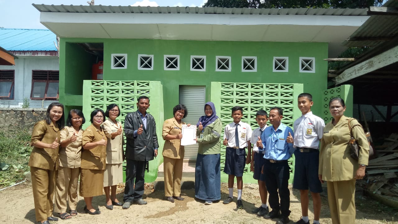 Pt Tpl Tbk Serahkan Bantuan Enam Kamar Mandi Kepada Smp N 1 Balige Pt Toba Pulp Lestari Tbk